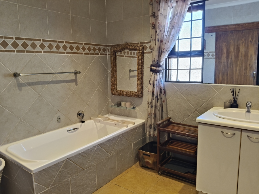 4 Bedroom Property for Sale in Wavecrest Eastern Cape